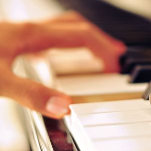 张柏芝吃鸡图片原图高清
